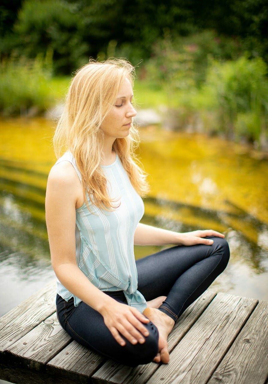 Foto Veronika Paireder in der Meditation
